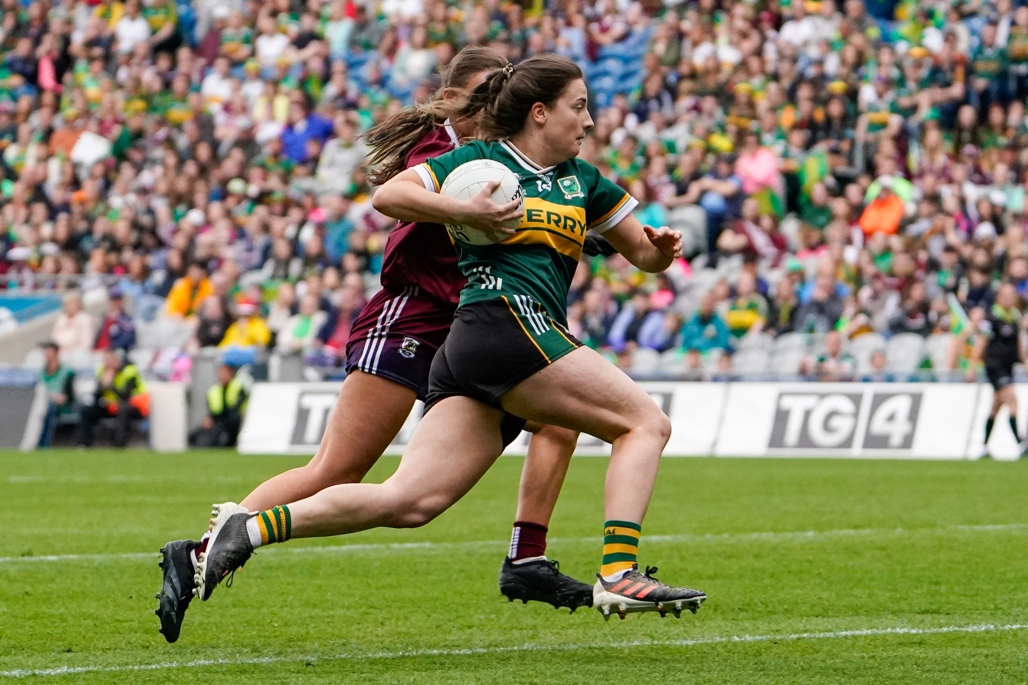 Hannah O'Donoghue charges at goal to score Kerry's second goal of the game. Kerry v Galway in the TG4 LGFA All-Ireland Ladies Senior Football Championship Final at Croke Park, Dublin